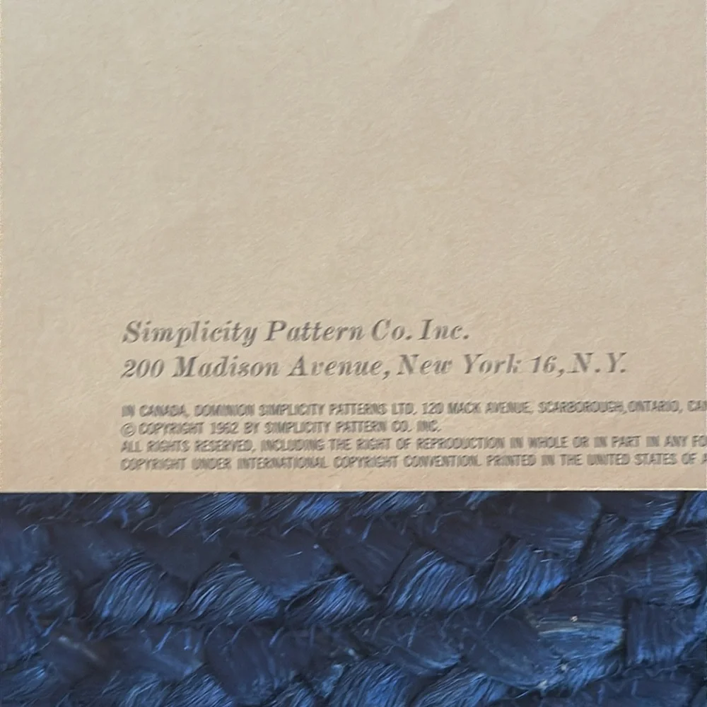 VINTAGE - 1962 - - SIMPLICITY SEWING BOOK - Picture 2 of 7